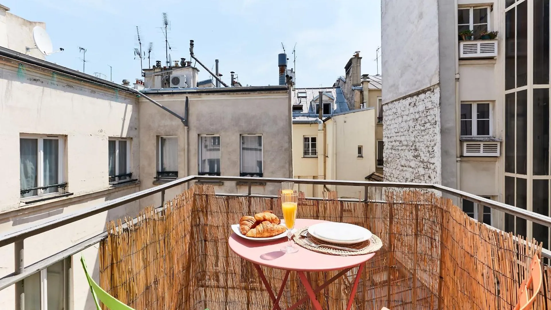Latin Quarter - 1br With Balcony - Cityapartmentstay